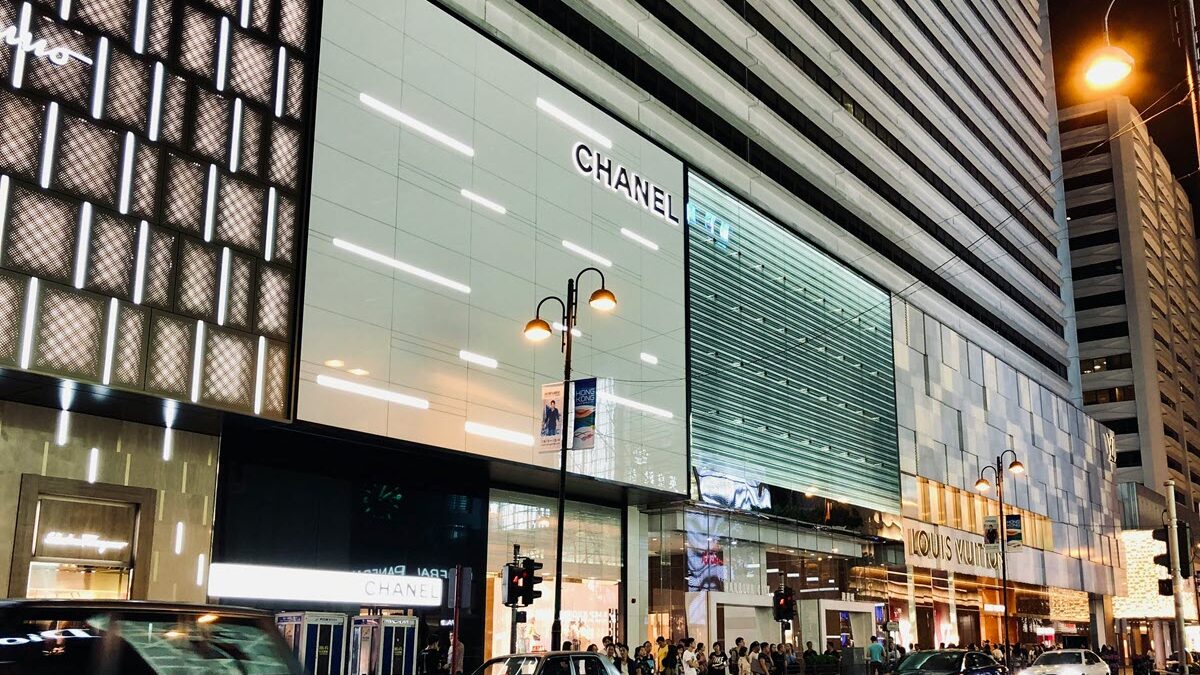 How DOOH Became the New “It” Thing in Video Advertising in 2025  (& Why You Should Care)
